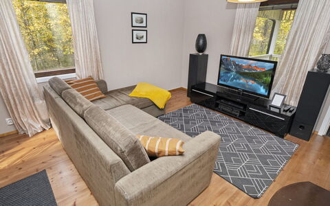 Vuorimäki: Mueble, Piso, Suelo, Diseño De Interiores, Sofá, Madera, Sala, Habitación, Casa, Encendiendo