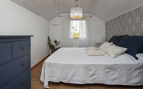 Vuorimäki: Habitación, Diseño De Interiores, Madera, Mueble, Techo, Cama, Textil, Sábana, Suelo, Lecho