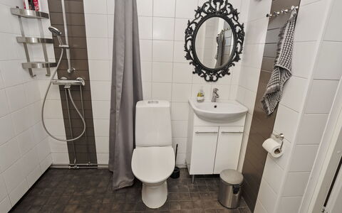 Vuorimäki: Asiento Del Baño, Baño, Arreglo De Tubería, Baño, Piso, Suelo, Diseño De Interiores, Plomería, Loseta, Lavabo