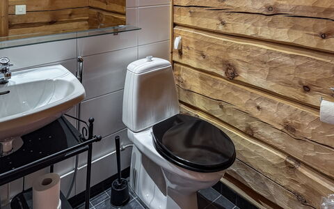 Sompsanniemi: Asiento Del Baño, Baño, Madera, Piso, Arreglo De Tubería, Baño, Suelo, Diseño De Interiores, Plomería, Lavabo