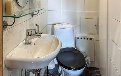 Sompsanniemi: Asiento Del Baño, Baño, Lavabo Del Baño, Baño, Arreglo De Tubería, Lavabo, Diseño De Interiores, Grifo, Piso, Plomería