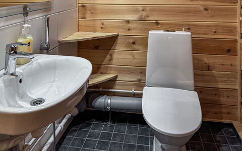 Sompsanniemi: Asiento Del Baño, Baño, Piso, Baño, Arreglo De Tubería, Madera, Suelo, Diseño De Interiores, Lavabo, Plomería