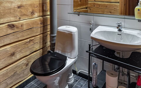Sompsanniemi: Asiento Del Baño, Baño, Baño, Arreglo De Tubería, Piso, Suelo, Lavabo, Diseño De Interiores, Plomería, Grifo
