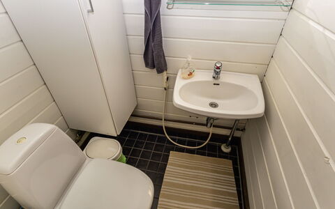 Lomapohjas 2: Asiento Del Baño, Baño, Arreglo De Tubería, Baño, Piso, Suelo, Diseño De Interiores, Plomería, Lavabo, Lavabo Del Baño