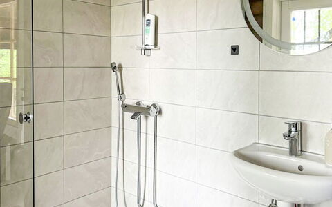 Ranta-Koivu: Baño, Arreglo De Tubería, Piso, Suelo, Diseño De Interiores, Plomería, Loseta, Alcachofa De La Ducha, Baño, Ducha