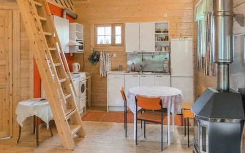 Uisku: Mueble, Casa, Puerta, Silla, Mueble Para Exteriores, Cocina Y Comedor Mesa, Mesa Al Aire Libre, Sombra, Yarda, Pintar