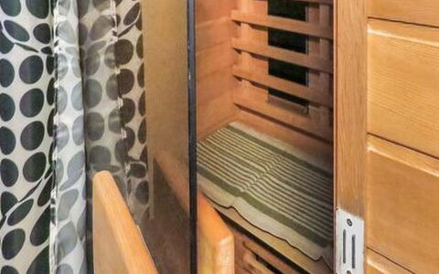 Uisku: Mueble, Casa, Puerta, Silla, Mueble Para Exteriores, Cocina Y Comedor Mesa, Mesa Al Aire Libre, Sombra, Yarda, Pintar