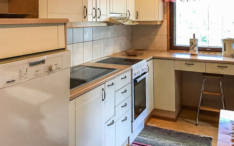 Kallioniemi: Aparato De Cocina, Cocina, Gabinetes, Mostrador, Piso, Electrodoméstico, Mueble, Madera, Diseño De Interiores, Suelo
