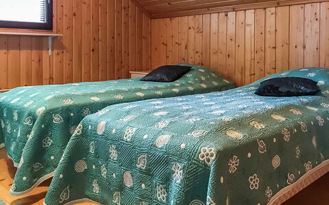 Kallioniemi: Cama, Habitación, Madera, Sábana, Suelo, Lecho, Piso, Diseño De Interiores, Marco De La Cama, Linos