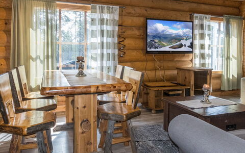Aurora Cabin: Mueble, Madera, Diseño De Interiores, Piso, Mesa, Casa, Techo, Suelo, Habitación, Sala
