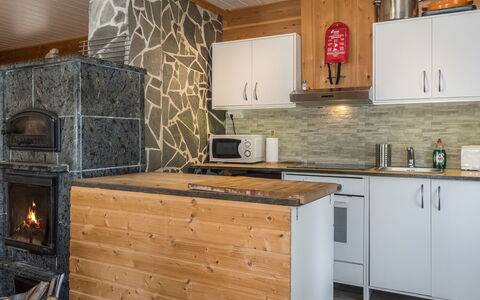 Aurora Cabin: Madera, Cocina, Mostrador, Mueble, Gabinetes, Aparato De Cocina, Casa, Electrodoméstico, Manchas De Madera, Lavabo