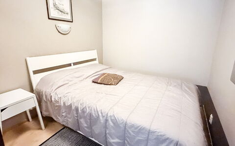Tahkontilhi e 5: Habitación, Madera, Suelo, Piso, Cama, Sábana, Lecho, Diseño De Interiores, Marco De La Cama, Habitación