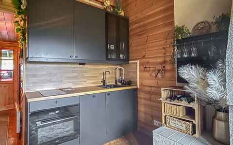 Lupposyöte B1: Madera, Piso, Cocina, Diseño De Interiores, Mueble, Mostrador, Suelo, Gabinetes, Manchas De Madera, Aparato De Cocina
