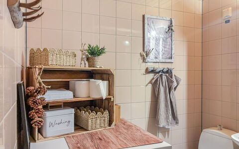 Lupposyöte B1: Diseño De Interiores, Piso, Arreglo De Tubería, Baño, Suelo, Cesta, Habitación, Plomería, Loseta, Grifo