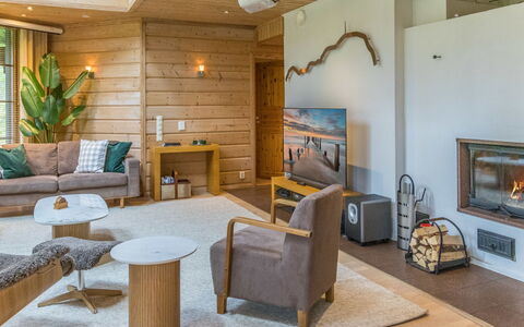 Villa Lumo (Ent. Ylläskyrö): Mueble, Diseño De Interiores, Piso, Suelo, Sofá, Madera, Techo, Sala, Suelos De Madera, Habitación
