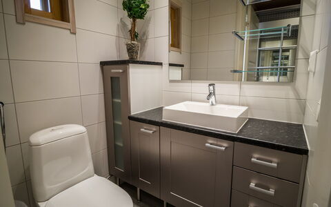 Kopara B 8: Lavabo Del Baño, Baño, Lavabo, Arreglo De Tubería, Diseño De Interiores, Piso, Mueble De Baño, Gabinetes, Grifo, Suelo
