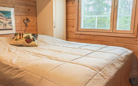 Ylläs-Ropo 5A: Cama, Habitación, Mueble, Diseño De Interiores, Madera, Suelo, Piso, Sábana, Lecho, Habitación