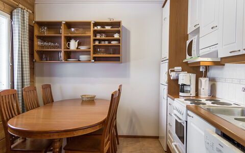 Peiponpesä a: Mueble, Diseño De Interiores, Piso, Gabinetes, Madera, Suelo, Cocina, Techo, Mostrador, Habitación