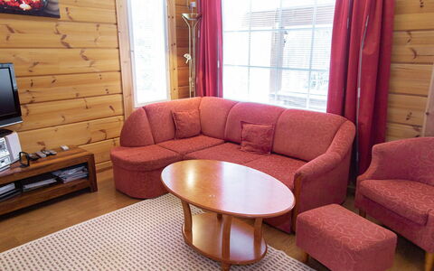 Peiponpesä a: Mueble, Madera, Piso, Diseño De Interiores, Suelo, Mesa, Sala, Manchas De Madera, Habitación, Casa
