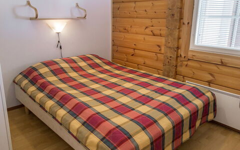 Peiponpesä a: Cama, Habitación, Suelo, Madera, Piso, Sábana, Lecho, Mueble, Diseño De Interiores, Marco De La Cama