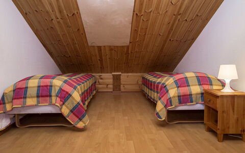 Peiponpesä a: Piso, Suelo, Madera, Diseño De Interiores, Habitación, Mueble, Cama, Suelos De Madera, Techo, Habitación