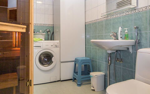 Peiponpesä a: Lavadora, Arreglo De Tubería, Cuarto De Lavado, Piso, Secadora De Ropa, Diseño De Interiores, Lavabo, Suelo, Lavabo Del Baño, Baño