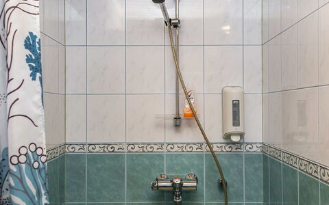 Peiponpesä a: Arreglo De Tubería, Baño, Alcachofa De La Ducha, Piso, Ducha, Grifo, Diseño De Interiores, Plomería, Loseta, Suelo