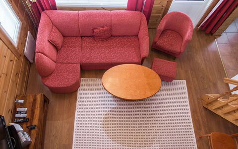 Peiponpesä a: Madera, Piso, Suelo, Mueble, Diseño De Interiores, Sala, Manchas De Madera, Habitación, Departamento, Madera Dura