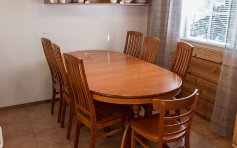 Peiponpesä B: Mueble, Piso, Madera, Suelo, Mesa, Diseño De Interiores, Cocina Y Comedor Mesa, Suelos De Madera, Comedor, Madera Dura