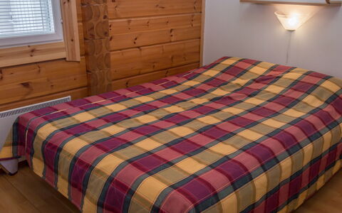 Peiponpesä B: Madera, Suelo, Piso, Diseño De Interiores, Habitación, Linos, Sábana, Cama, Mueble, Habitación