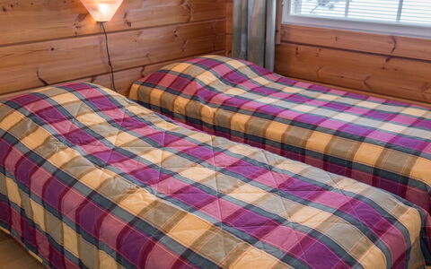 Peiponpesä B: Madera, Suelo, Piso, Habitación, Linos, Cama, Manchas De Madera, Sábana, Lecho, Marco De La Cama