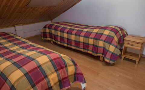 Peiponpesä B: Cama, Habitación, Suelo, Piso, Lecho, Sábana, Madera, Mueble, Linos, Diseño De Interiores