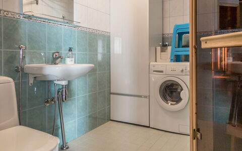 Peiponpesä B: Lavadora, Diseño De Interiores, Piso, Arreglo De Tubería, Suelo, Baño, Lavabo, Lavabo Del Baño, Cuarto De Lavado, Secadora De Ropa