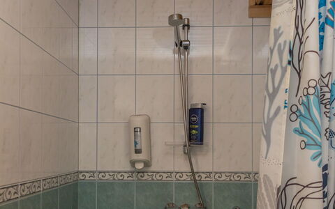 Peiponpesä B: Pared, Arreglo De Tubería, Baño, Diseño De Interiores, Plomería, Piso, Grifo, Alcachofa De La Ducha, Suelo, Loseta