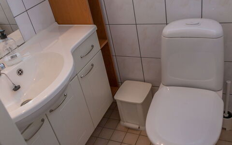 Peiponpesä B: Asiento Del Baño, Baño, Lavabo Del Baño, Arreglo De Tubería, Lavabo, Baño, Grifo, Diseño De Interiores, Piso, Plomería