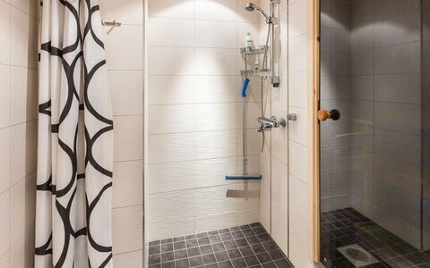 Ylläksen Sirppikuu 2: Piso, Arreglo De Tubería, Diseño De Interiores, Baño, Suelo, Plomería, Ducha, Alcachofa De La Ducha, Loseta, Panel De Ducha