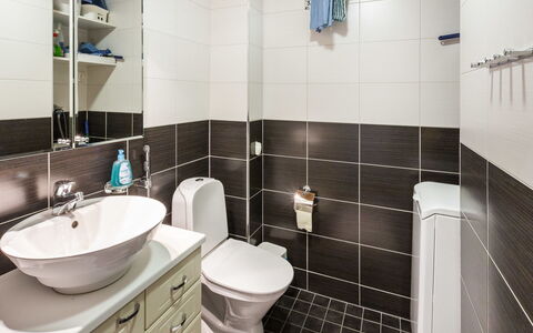 Ylläksen Sirppikuu 2: Arreglo De Tubería, Lavabo, Asiento Del Baño, Diseño De Interiores, Baño, Baño, Piso, Grifo, Lavabo Del Baño, Suelo