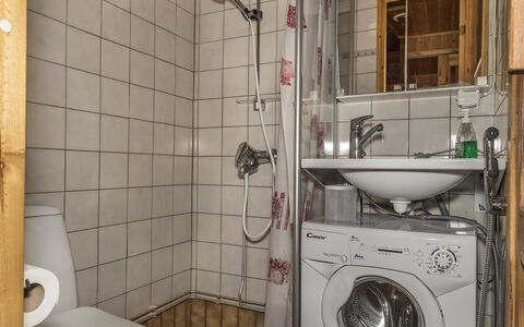 Ylläskarpalo 1 Päätyhuoneisto: Arreglo De Tubería, Baño, Piso, Lavabo, Suelo, Lavabo Del Baño, Diseño De Interiores, Baño, Lavadora, Grifo