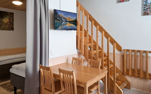 Yllästar 1 As 211: Piso, Suelo, Madera, Diseño De Interiores, Mueble, Habitación, Manchas De Madera, Madera Dura, Suelos De Madera, Departamento