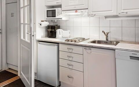 Yllästar 1 As 211: Cocina, Aparato De Cocina, Electrodoméstico, Mostrador, Lavabo, Gabinetes, Diseño De Interiores, Fregadero, Mueble, Electrodoméstico