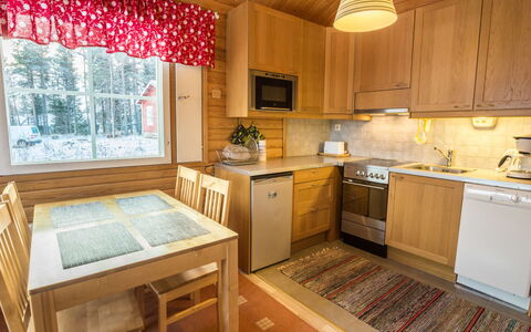 Nutukas Ylläksen Lapikas: Madera, Diseño De Interiores, Cocina, Mueble, Techo, Mostrador, Piso, Suelo, Habitación, Electrodoméstico