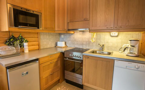 Nutukas Ylläksen Lapikas: Gabinetes, Cocina, Aparato De Cocina, Mostrador, Mueble, Piso, Electrodoméstico, Madera, Diseño De Interiores, Suelo