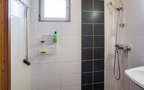 Nutukas Ylläksen Lapikas: Baño, Arreglo De Tubería, Piso, Diseño De Interiores, Suelo, Alcachofa De La Ducha, Plomería, Loseta, Ducha, Barra De La Ducha