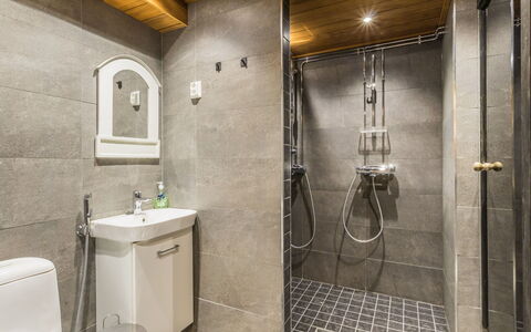 Kesänkilehto: Piso, Arreglo De Tubería, Suelo, Baño, Diseño De Interiores, Techo, Plomería, Grifo, Lavabo, Loseta