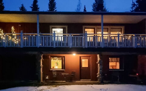 Kesänkilehto: Invierno, Nieve, Congelación, Yarda, Porche, Noche, Cerca, Alerce
