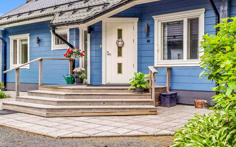 Villa Paasirinne a: Azul, Madera, Puerta, Vía Muerta, Casa, Casa, Escalera, Cabaña, Maceta, Porche