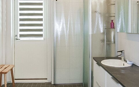 Villa Paasirinne a: Pared, Diseño De Interiores, Piso, Suelo, Arreglo De Tubería, Baño, Techo, Encendiendo, Plomería, Vaso