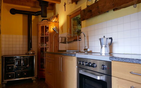Rustico Cà Dru Lurenz: Mostrador, Gabinetes, Cocina, Habitación, Mueble, Propiedad, Estufa De Cocina, Loseta, Lavabo, Encendiendo