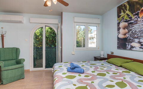 Atria: Ventilador De Techo, Habitación, Habitación, Cama, Mueble, Propiedad, Sábana, Marco De La Cama, Diseño De Interiores, Verde