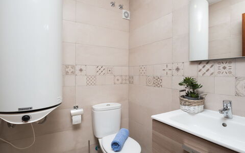 Atria: Baño, Propiedad, Habitación, Loseta, Diseño De Interiores, Pared, Grifo, Arquitectura, Bienes Raíces, Suelo